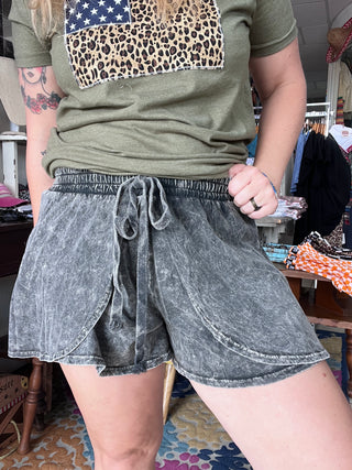 Mineral Wash Tulip Hem Skort [Washed Black]