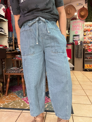 Trendy Barrel Leg Jeans – Soft Wash Oversized Pocket Denim