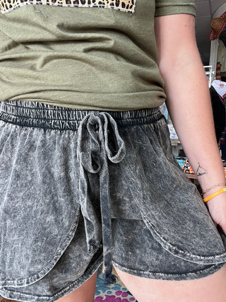 Mineral Wash Tulip Hem Skort [Washed Black]
