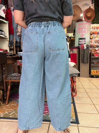 Trendy Barrel Leg Jeans – Soft Wash Oversized Pocket Denim